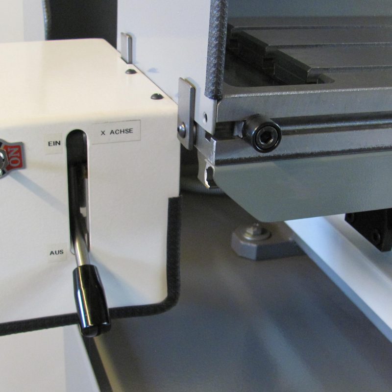 Fräsmaschine F-12E: Steuerungshebel für elektronischen Vorschub